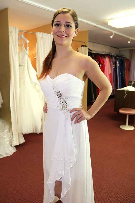 Natalie im kurzen Brautkleid