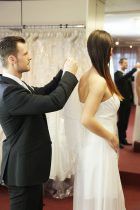 Daniel und Natalie in Hochzeitsmode mit Schleier