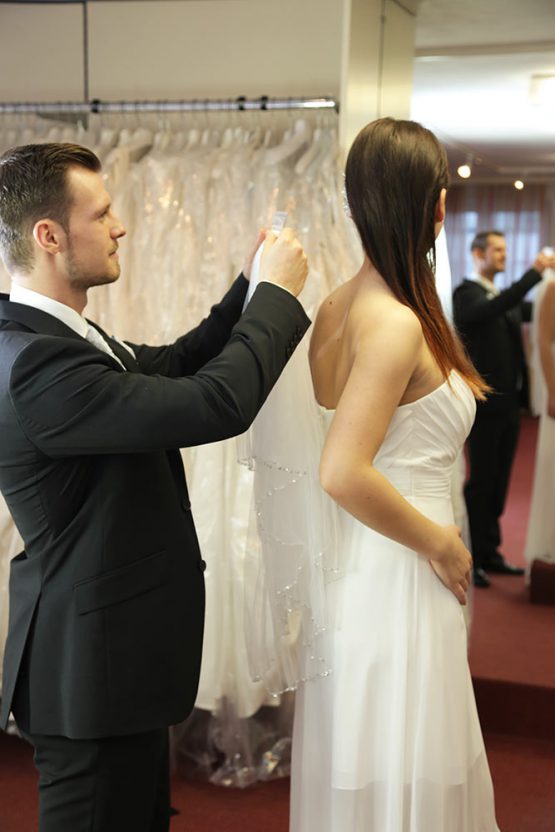 Daniel und Natalie in Hochzeitsmode mit Schleier