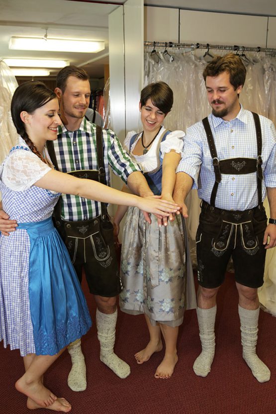 Natalie, Daniel, Ulli und Thomas in Dirndel und Trachtenhose
