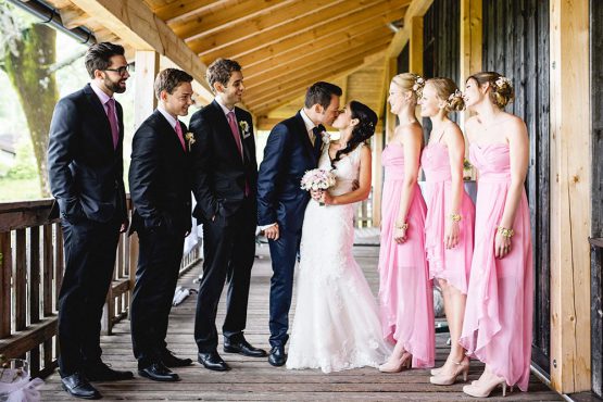 Hochzeitsfoto Kathi und Lukas mit Gästen