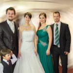 Gruppenfoto mit Hochzeits- und Festmode