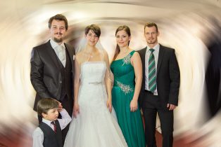 Gruppenfoto mit Hochzeits- und Festmode